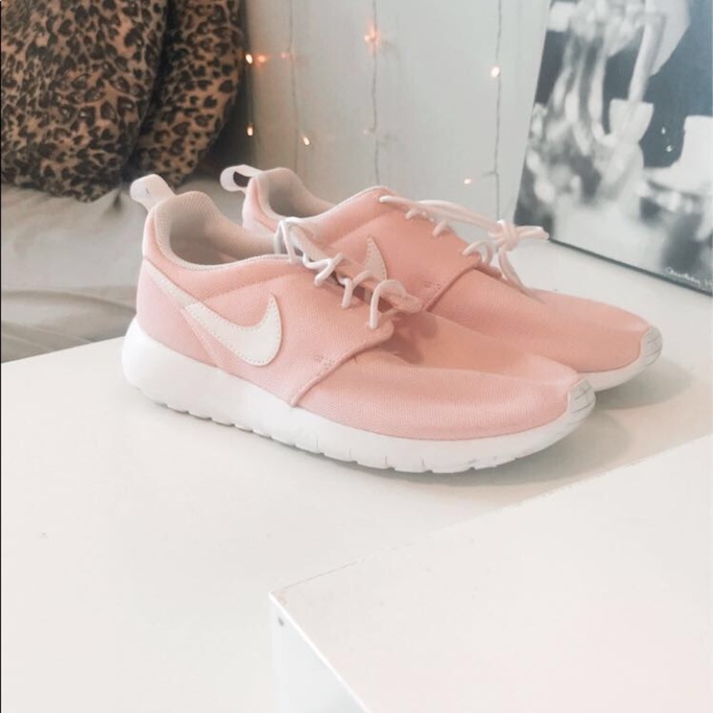 light pink nike roshes